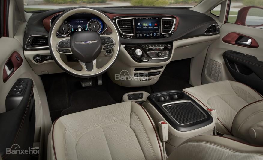 Đánh giá xe Chrysler Pacifica 2017: Nội thất xe có giao diện dễ nhìn.