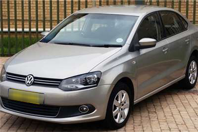 Đánh giá xe Volkswagen Polo sedan 2015 có thân xe được nhìn nghiêng từ bên phải.