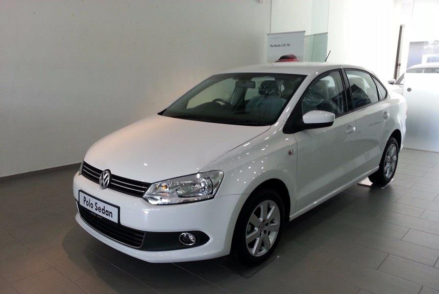 Đánh giá xe Volkswagen Polo sedan 2015 có lưới tản nhiệt mạ crom bản to và dài.