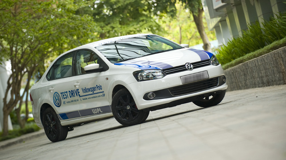 Đánh giá xe Volkswagen Polo sedan 2015 có thân xe được nhìn nghiêng từ bên trái.