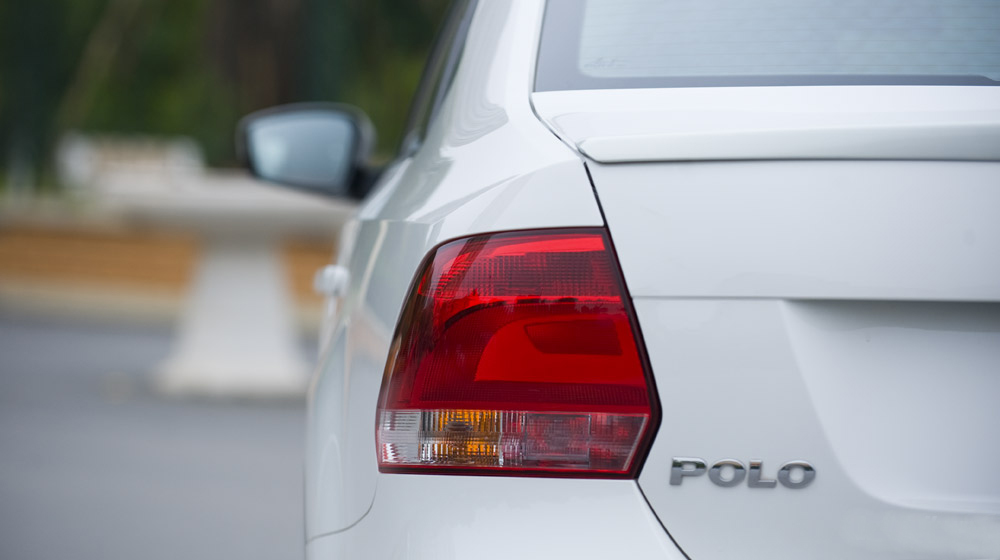 Đánh giá xe Volkswagen Polo sedan 2015 có đèn hậu LED bản to có phần hơi thô.