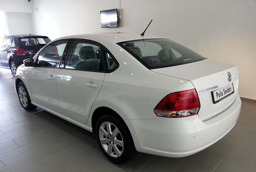 Đánh giá xe Volkswagen Polo sedan 2015 có ăng ten băt sóng radio hình chiếc đũa dài.