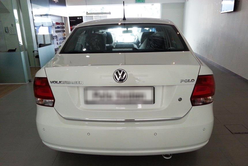 Đánh giá xe Volkswagen Polo sedan 2015 có đuôi trang bị 4 cảm biến hỗ trợ lùi.