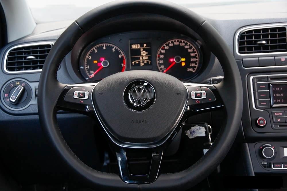 Đánh giá xe Volkswagen Polo sedan 2015 có vô lăng 3 chấu thể thao.