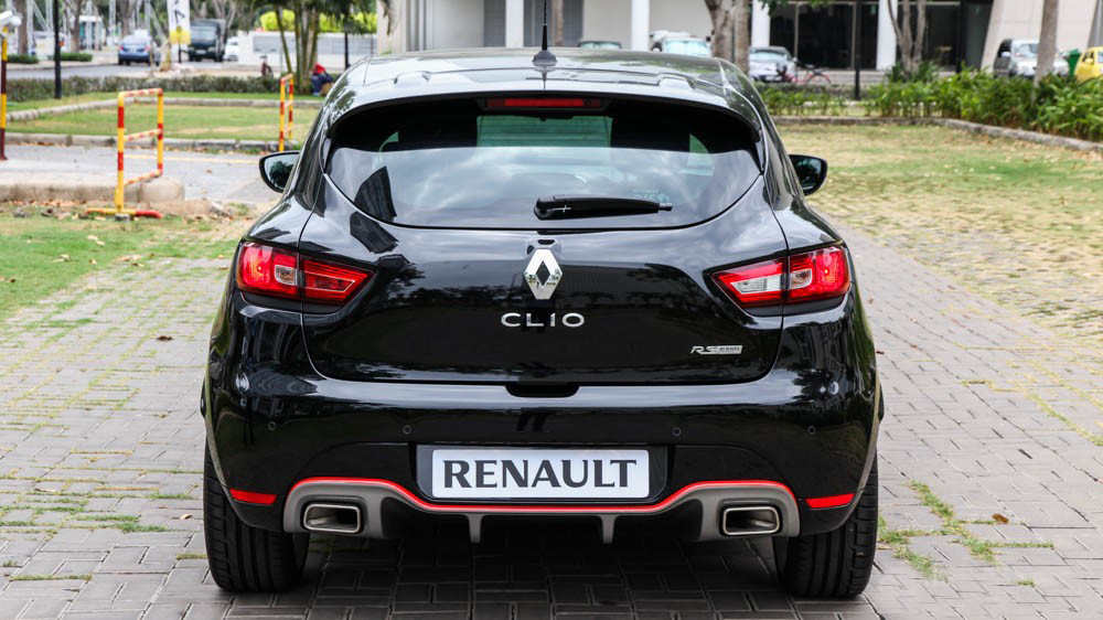 Đánh giá xe Renault Clio RS200 2015 có phần đuôi cũng rất "dữ tợn".