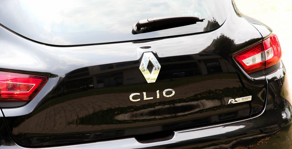 Đánh giá xe Renault Clio RS200 2015 có logo và tên xe mạ crom sang trọng.