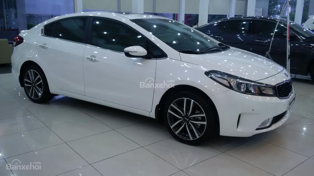 Đánh giá xe Kia Cerato 2016 có la zăng 17 inch 5 chấu kép hình cánh hoa.