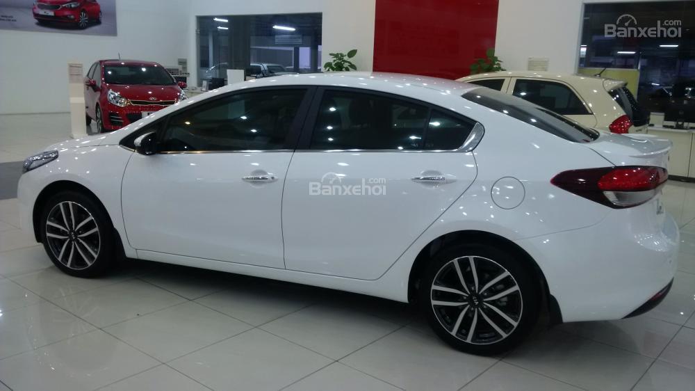 Đánh giá xe Kia Cerato 2016 có đường gân nổi nhẹ nhàng phía dưới cánh cửa.