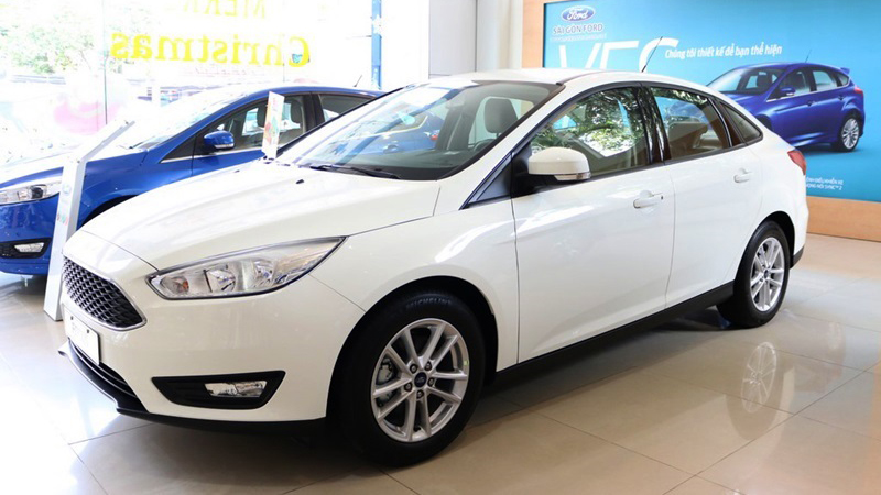 So sánh ngoại thất xe Ford Focus và Honda Civic.