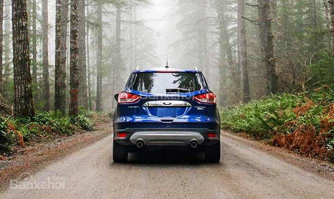 Đánh giá xe Ford Escape 2016 có đuôi xe thể thao 2 ống xả.