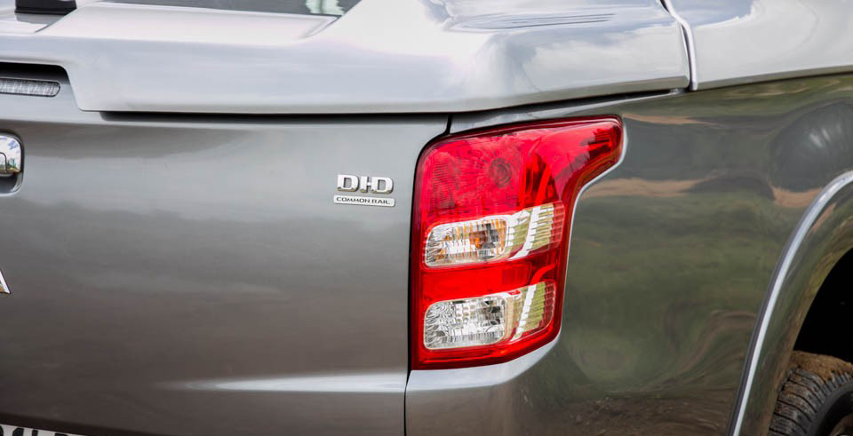 Đánh giá xe Mitsubishi Triton 2015 có đèn hậu LED nằm trọn vẹn phần hông.