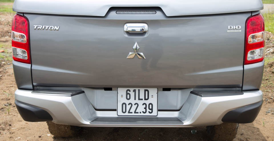 Đánh giá xe Mitsubishi Triton 2015 có bậc lên xuống khá tiện khi đóng nắp thùng.