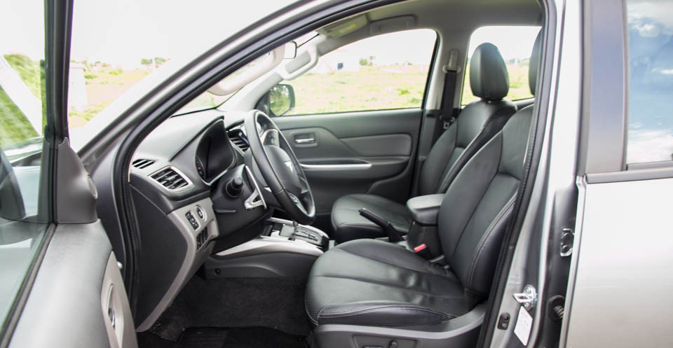 Đánh giá xe Mitsubishi Triton 2015 có các hàng ghế bọc da rộng rãi.