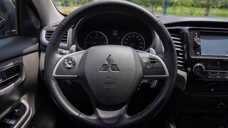 Đánh giá xe Mitsubishi Triton 2015 có vô lăng bọc da 3 chấu thể thao.