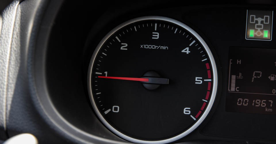 Đánh giá xe Mitsubishi Triton 2015 có đồng hồ đo vòng tua máy đơn giản.