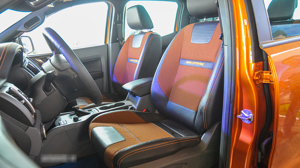 Đánh giá xe Ford Ranger Wildtrak 2015 có toàn bộ hàng ghế bọc da pha nỉ cao cấp.