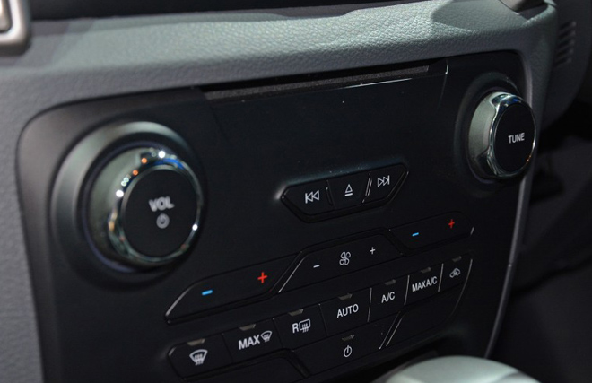 Đánh giá xe Ford Ranger Wildtrak 2015 có màn hình cảm ứng 8 inch đa tiện ích.