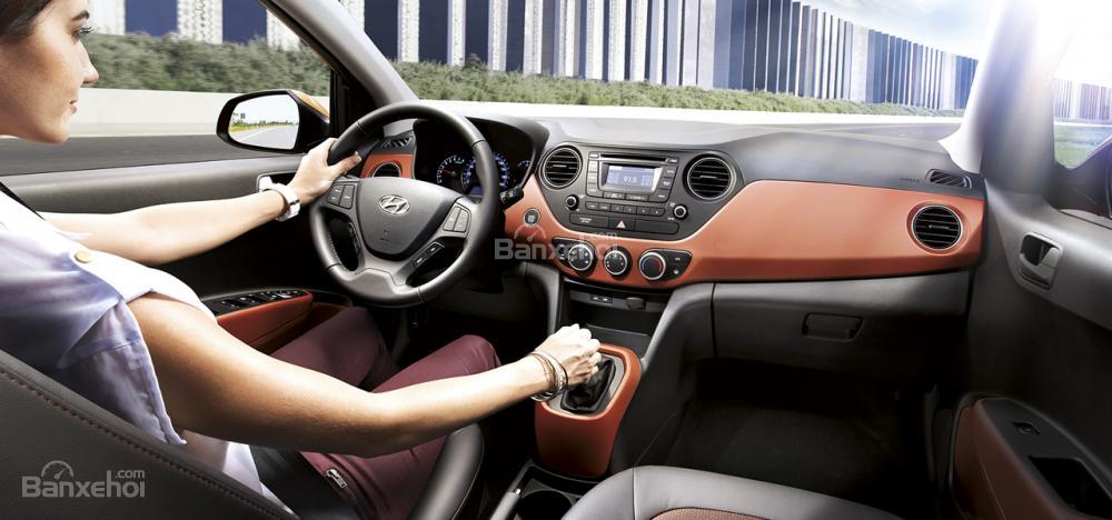 Đánh giá xe Hyundai Grand i10 sedan 2015 có nội thất được đánh giá ở mức cơ bản.