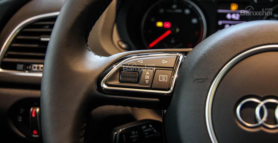 Đánh giá xe Audi Q3 2016 có các phím lựa chọn tiện ích.