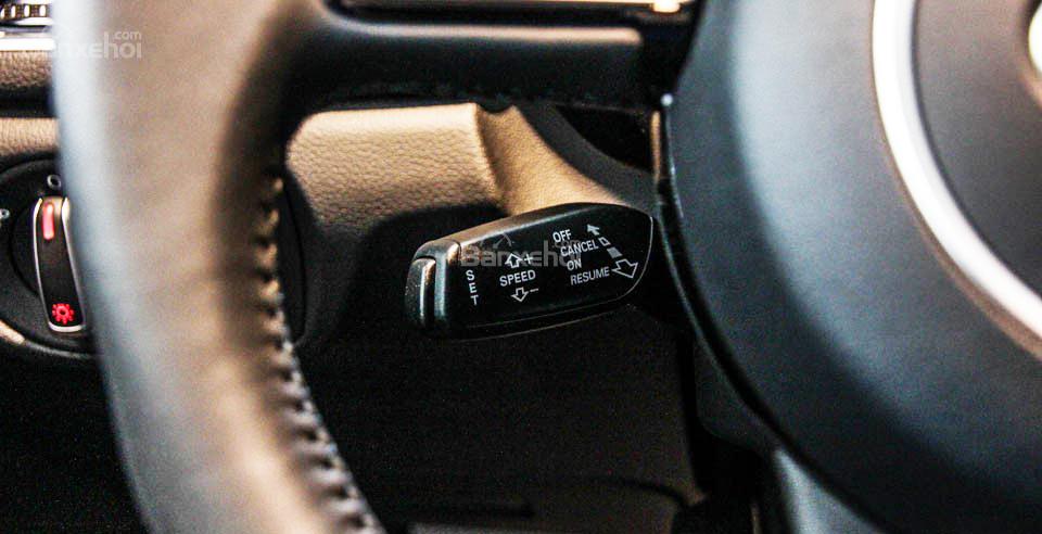 Đánh giá xe Audi Q3 2016 có thanh gạt set thông số kiểm soát hành trình.