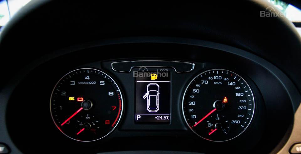 Đánh giá xe Audi Q3 2016 có cụm đồng hồ lái thiết kế dạng phẳng.