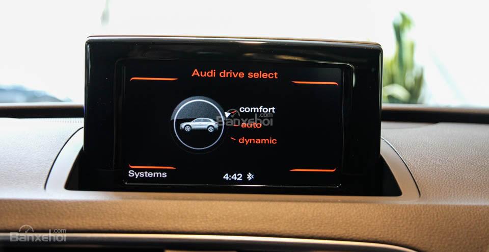 Đánh giá xe Audi Q3 2016 có màn hình cảm ứng 6,5 inch.