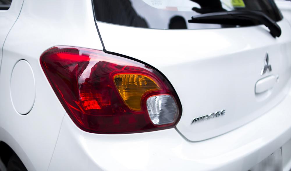 Đánh giá Mitsubishi Mirage 2016 với cụm đèn hậu LED vẫn giữ kiểu dáng cũ.