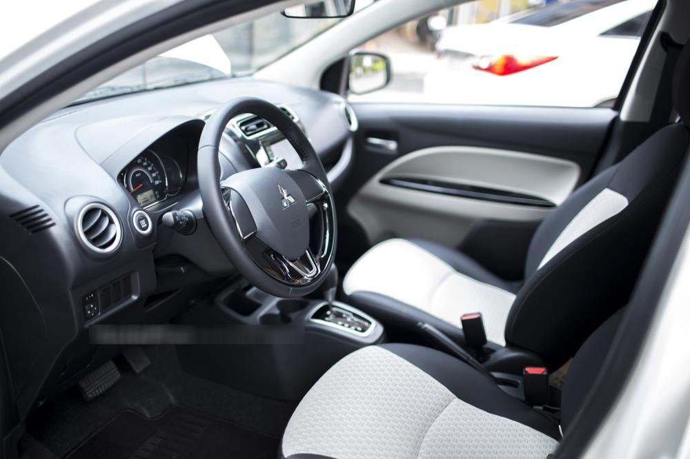 Đánh giá xe Mitsubishi Mirage 2016 có ghế bọc nỉ phối màu đen trắng.