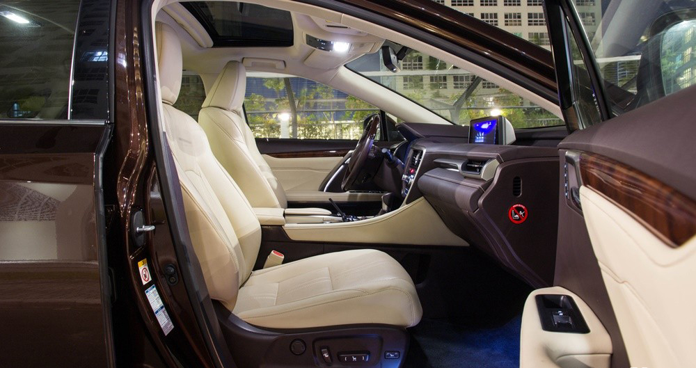 Đánh giá xe Lexus RX 200t có hàng ghế trước với tựa lưng ôm sát và tựa đầu êm ái.