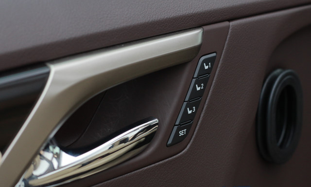 Đánh giá xe Lexus RX 200t có các phím lựa chọn nhớ vị trí ghế.