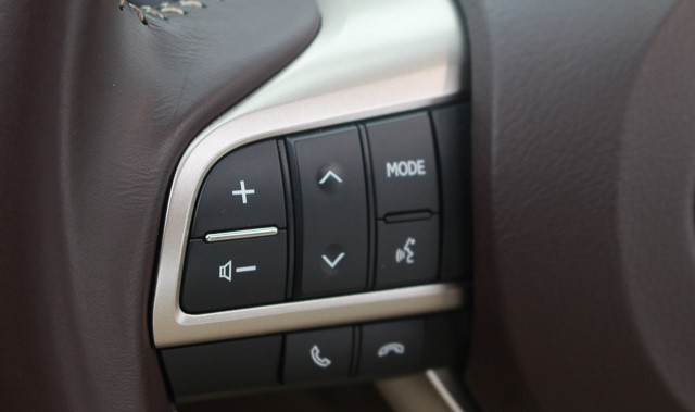 Đánh giá xe Lexus RX 200t có các phím tăng giảm âm lượng, gọi thoại.