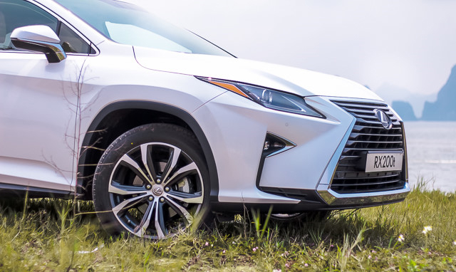 Đánh giá xe Lexus RX 200t có la zăng 5 chấu kép cỡ 20 inch.