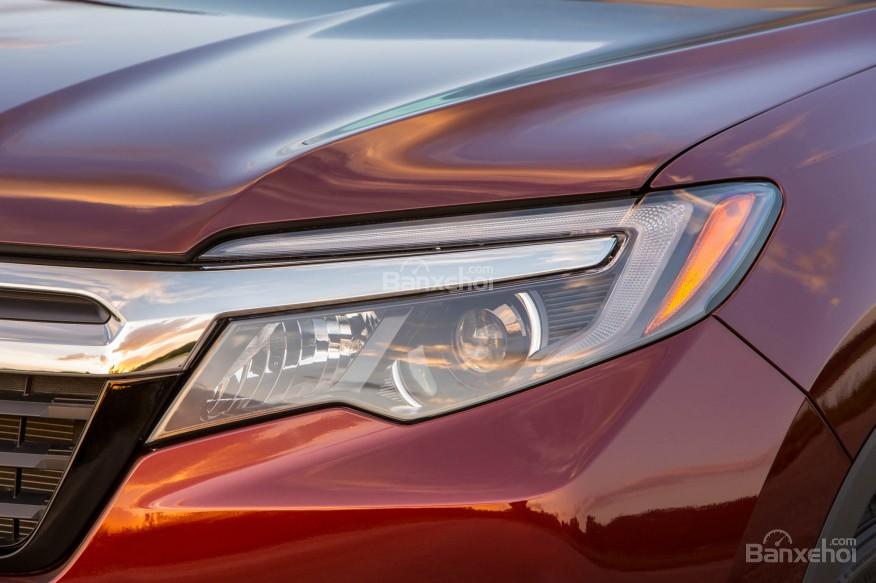 Đánh giá xe Honda Ridgeline 2017: Đèn pha xe có thiết kế vuông vức.