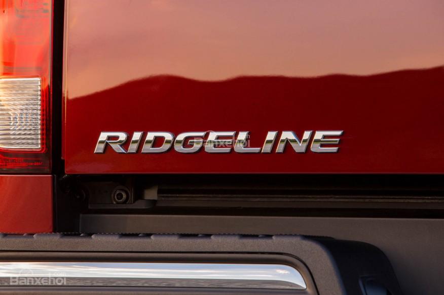 Đánh giá xe Honda Ridgeline 2017: Logo thương hiệu phía cuối đuôi xe.