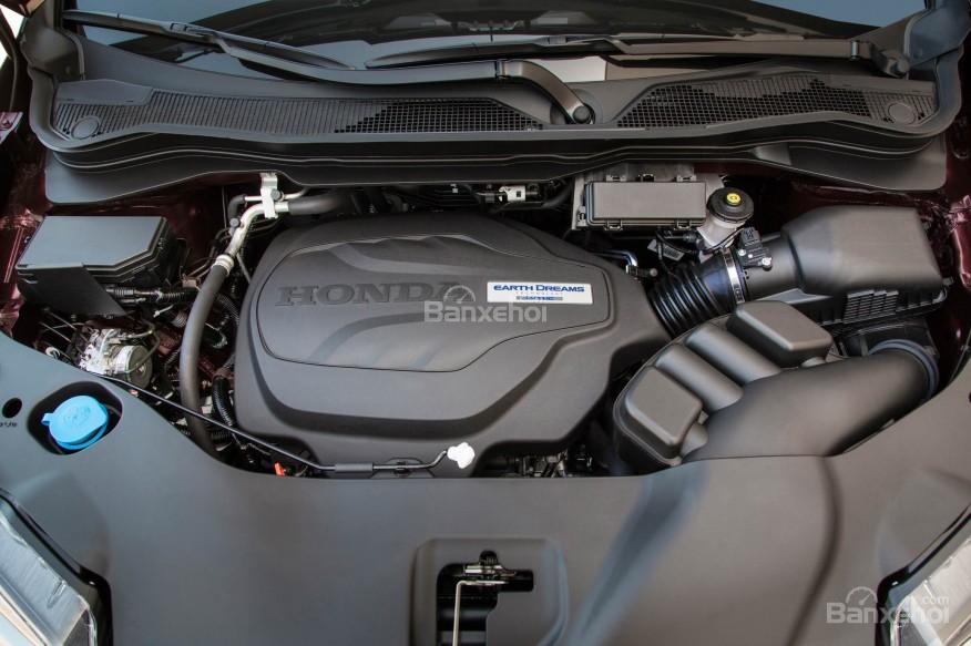 Đánh giá xe Honda Ridgeline 2017: Xe được trang bị động cơ V6.