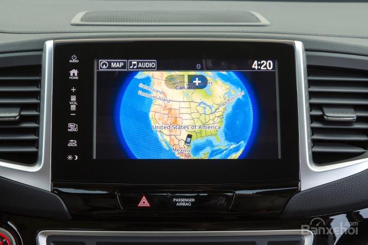 Đánh giá xe Honda Ridgeline 2017: Xe được tích hợp bản đồ.