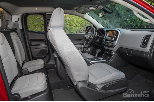 Đánh giá xe Chevrolet Colorado 2016: Không gian ghế ngồi được đánh giá là thoải mái.