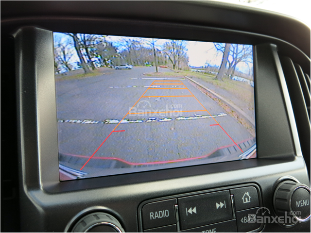 Đánh giá xe Chevrolet Colorado 2016: Xe được trang bị cả camera lùi phía sau.