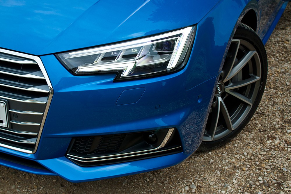 So sánh xe Audi A4 2016 sử dụng đèn pha LED sắc nét.