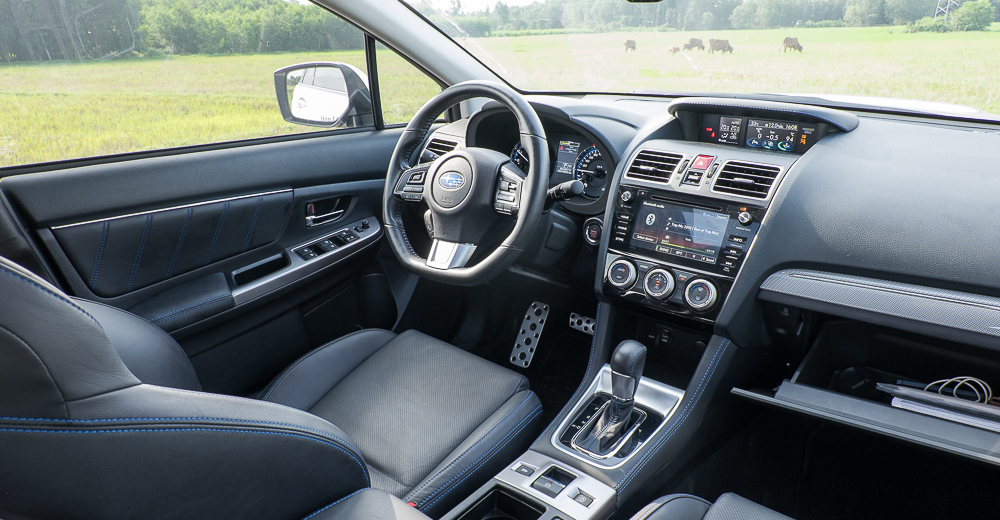 Đánh giá xe Subaru Levorg có hàng ghế trước thể thao ôm lấy người ngồi chắc chắn.