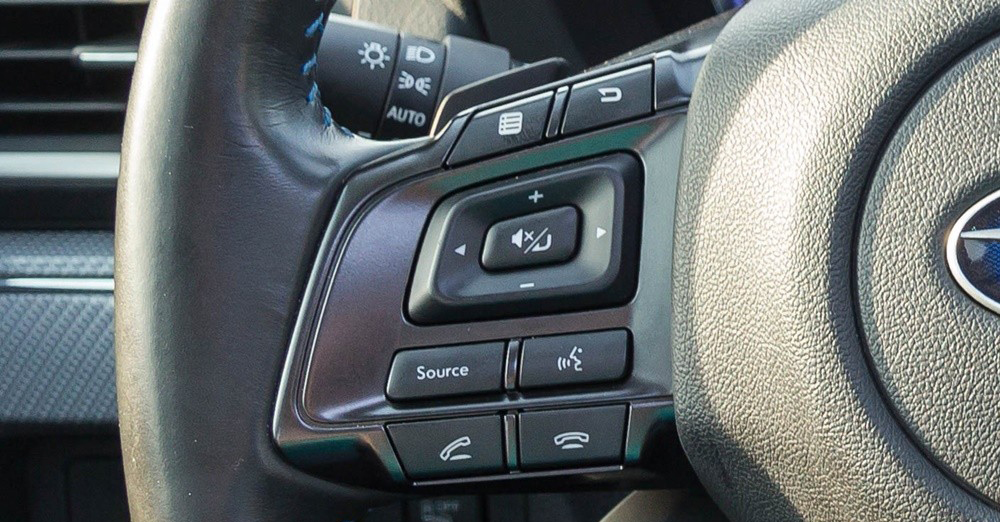 Đánh giá xe Subaru Levorg có các phím tiện ích tăng giảm âm lượng, thoại rảnh tay.