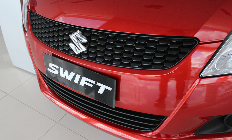 Đánh giá xe Suzuki Swift 2014 có lưới tản nhiệt hình các lớp như tổ ong.