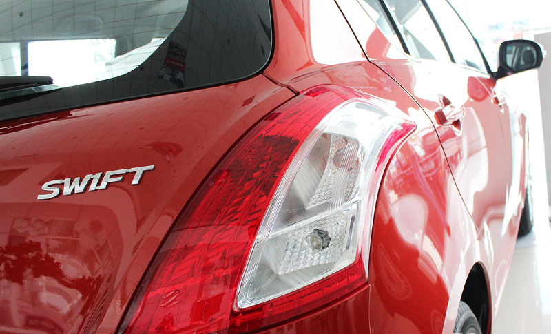 Đánh giá xe Suzuki Swift 2014 có đèn hậu LED vuốt cong tinh tế.