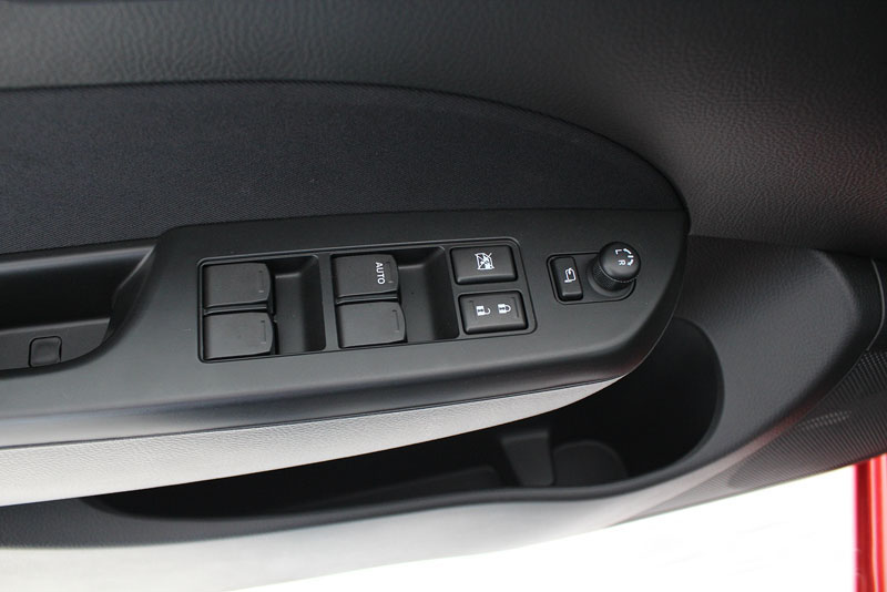 Đánh giá xe Suzuki Swift 2014 có các phím tiện ích trên cửa xe.