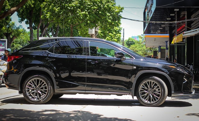 Lexus RX350 F-Sport 2016 giữ nguyên kích thước tổng thể như phiên bản tiêu chuẩn.