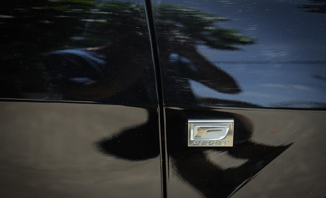 Logo của Lexus RX350 F-Sport 2016 xuất hiện ở cả các chi tiết nội và ngoại thất.