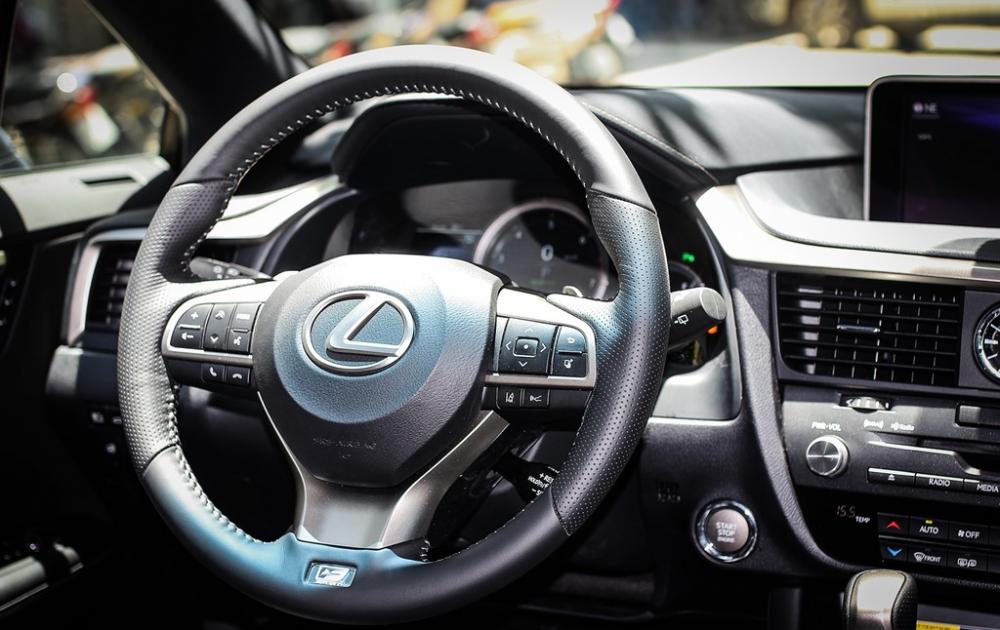 Vô-lăng của Lexus RX350 F-Sport 2016 bọc da có gắn logo phiên bản F-Sport.