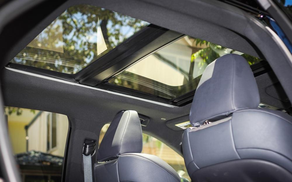 Cửa sổ trời của Lexus RX350 F-Sport 2016 được kéo dài ra hàng ghế sau.