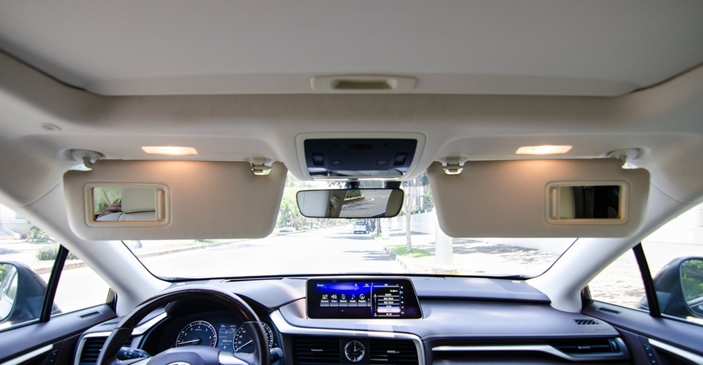 Lexus RX350 2016 được trang bị cửa sổ trời thông thoáng và dàn đèn nội thất ở khắp nơi.
