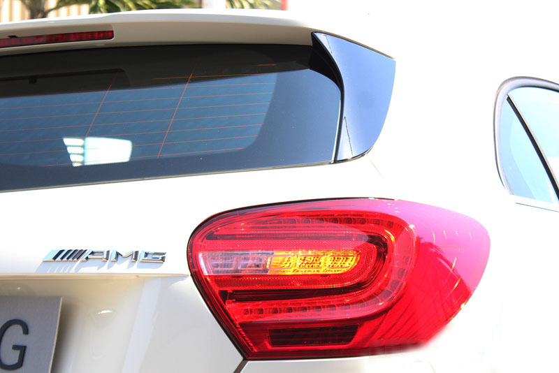 Đánh giá xe Mercedes-Benz A-Class 2014 có đèn hậu LED chia 2 khoang.